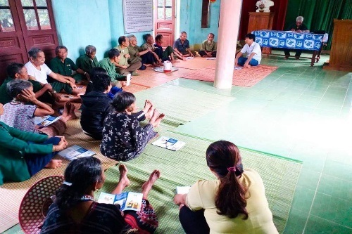 Bs Nguyễn Anh Tuấn truyền thông sức khỏe người cao tuổi tại nhà họp thôn 3 xã Thượng Long